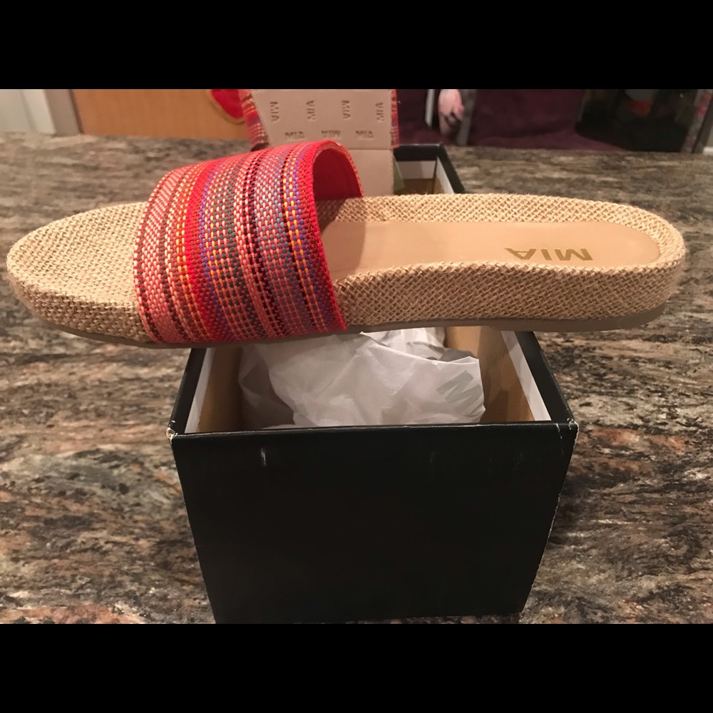 NWT size 8 MIA woven slide sandal in red
